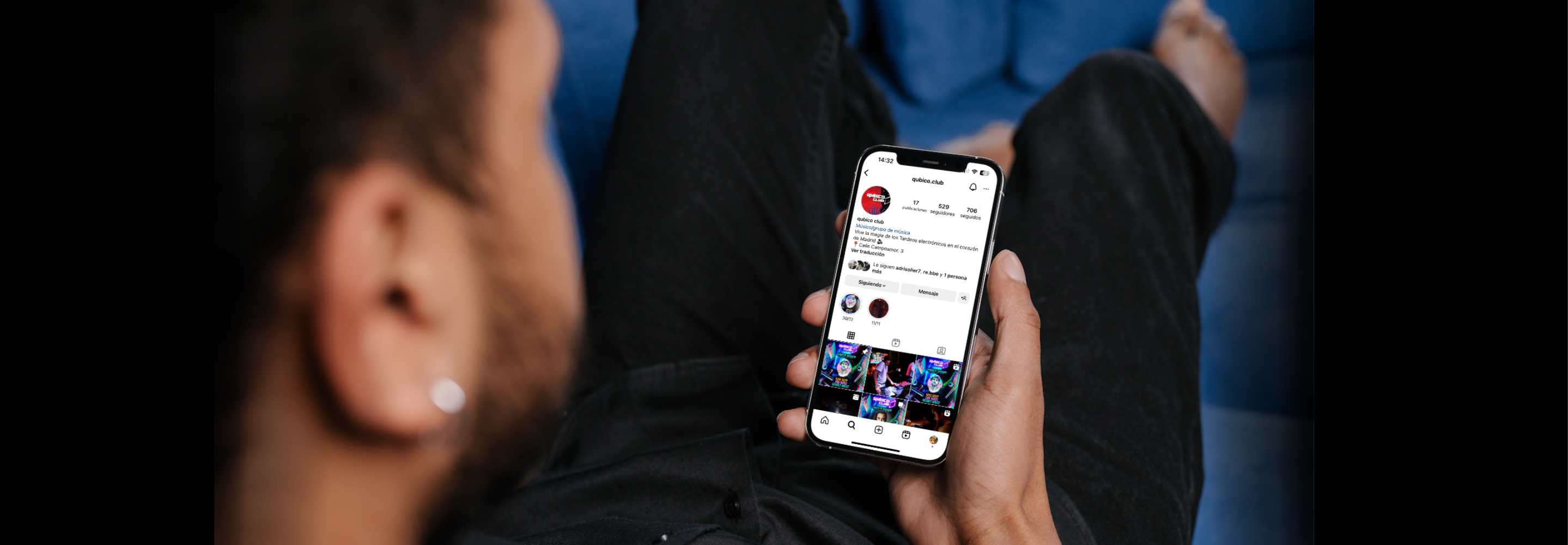 Hombre mirando el perfil Community manager y creación de contenido